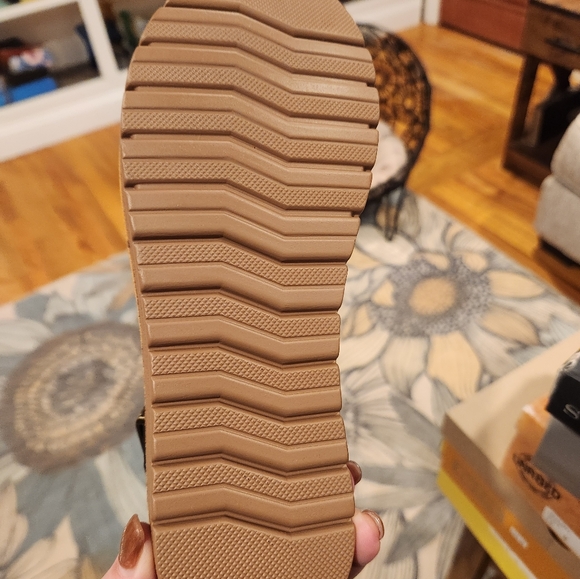 Sandals - Picture 2 of 3